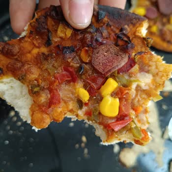 Nimet Pizzada Küflü Sucuk ve Kıl Çıkması