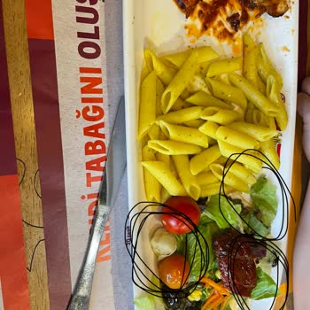 Tavuk Dünyası Siparişlerin Geç Gelmesi Ve Bozuk Salata