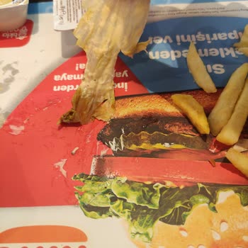 Burger King Hamburgerden Çürümüş Sebzeler Çıktı