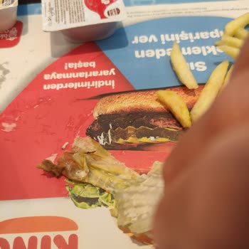 Burger King Hamburgerden Çürümüş Sebzeler Çıktı