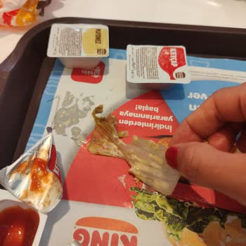 Burger King Hamburgerden Çürümüş Sebzeler Çıktı