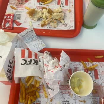 KFC Bayat Hamburger Ekmekleri Ve Yanmış Patatesler