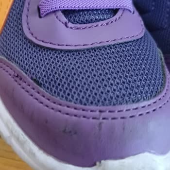 Hummel Spor Ayakkabı 48 Saatte Parçalandı