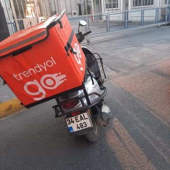 Trendyol Kuryenin Arabama Çarpması