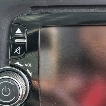 Fiat Teyp Konsolunun Kaplamasının Soyulması