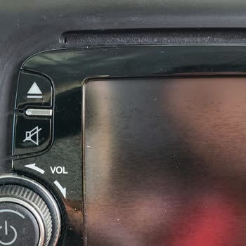 Fiat Teyp Konsolunun Kaplamasının Soyulması