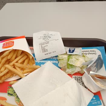 Burger King Hamburgerin Bayat Ekmekleri Pişmemiş Patatesi