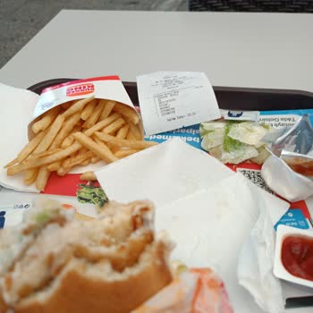 Burger King Hamburgerin Bayat Ekmekleri Pişmemiş Patatesi