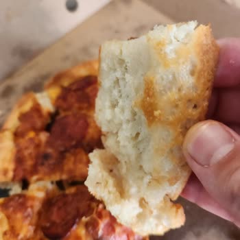 Pizza Hut Pişmemiş Pizza ve Yanık Pizza