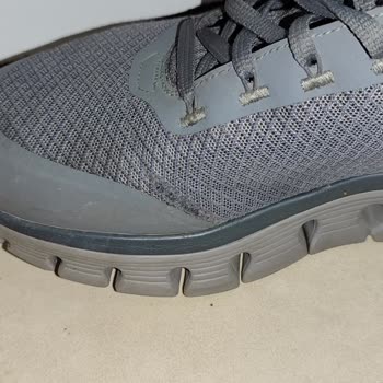 Deforme Olan Skechers Ayakkabı.