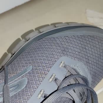 Deforme Olan Skechers Ayakkabı.