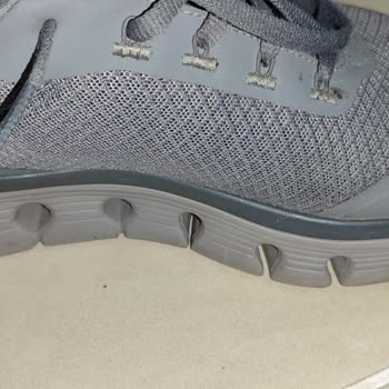 Deforme Olan Skechers Ayakkabı.