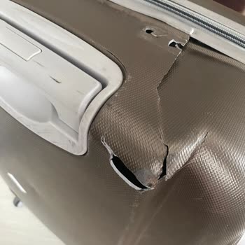 Anadolu Jet Yenı Aldığım Bavulum Kırılmış Kulpu Bile Üstünde Değildi,