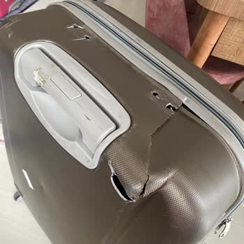 Anadolu Jet Yenı Aldığım Bavulum Kırılmış Kulpu Bile Üstünde Değildi,