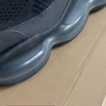 Nike Ayakkabının Açılan Yan Tarafı!