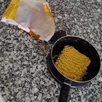 İndomie Noodlenin İçinde Sos Yok