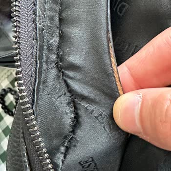 Divarese Sürekli Yırtılan Çanta