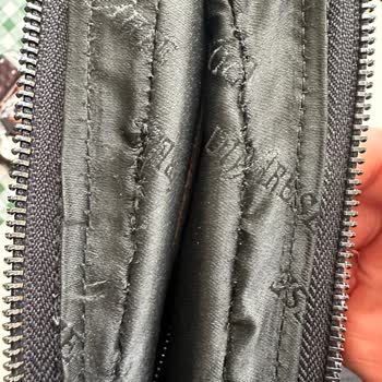 Divarese Sürekli Yırtılan Çanta