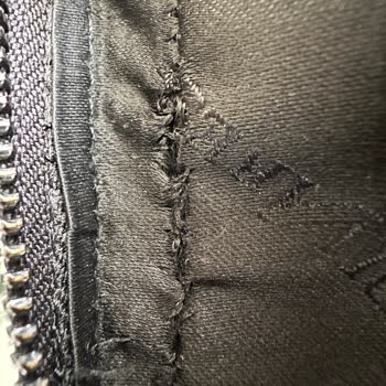 Divarese Sürekli Yırtılan Çanta