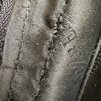 Divarese Sürekli Yırtılan Çanta