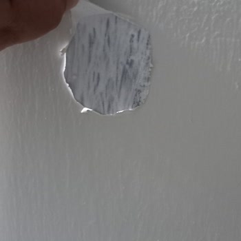 DYO Boya Boya Duvardan Soyuluyor