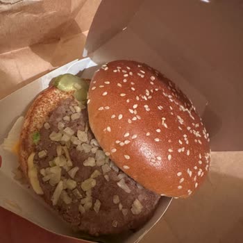 McDonald's Kokmuş Et Ve Dondurma Görünümlü Su