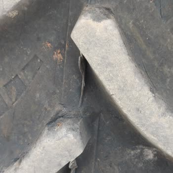 Deutz Marka Traktörümün Petlas Lastikleri Parçalandı