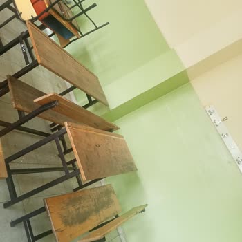 Yalınayak İlkokulu Sıraları Kırık Kötü Pis