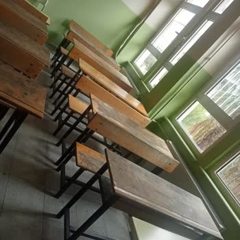 Yalınayak İlkokulu Sıraları Kırık Kötü Pis