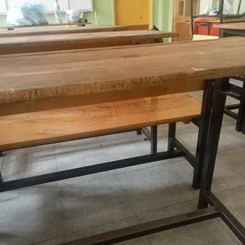 Yalınayak İlkokulu Sıraları Kırık Kötü Pis