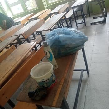 Yalınayak İlkokulu Sıraları Kırık Kötü Pis