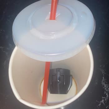 KFC İçeceğimin İçinden Siyah Plastik Madde Çıktı