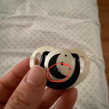 Mamajoo Emzik Boyasının Diş İle Bir Hamle İle Kolaylıkla Çıkması