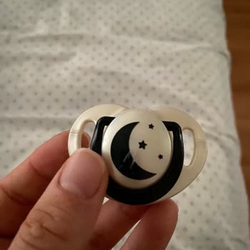 Mamajoo Emzik Boyasının Diş İle Bir Hamle İle Kolaylıkla Çıkması