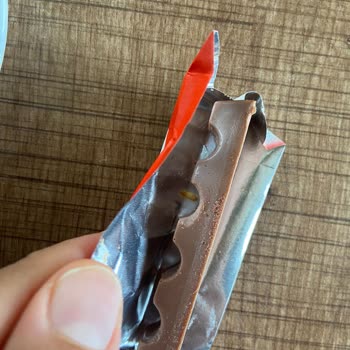 Kinder Chocolate Son Tüketim Tarihi Geçmemesine Rağmen Böceklenmişti