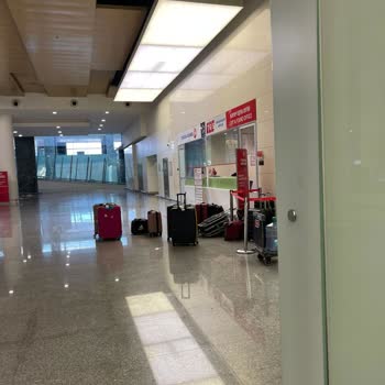 THY İçi Açık Ve Kırık Valiz, Eşyalar Dışarıda Sağda Solda...