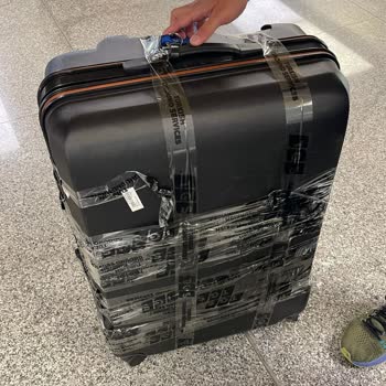 THY İçi Açık Ve Kırık Valiz, Eşyalar Dışarıda Sağda Solda...