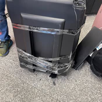 THY İçi Açık Ve Kırık Valiz, Eşyalar Dışarıda Sağda Solda...