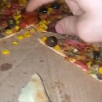 Domino's Pizza Pizzamda Cam Çıktı