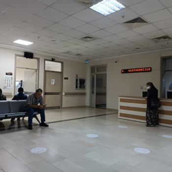 Kırıkkale Üniversitesi Tıp Fakültesi Kayıt Sekreterliğinin Geç Gelmesi Umursamaması