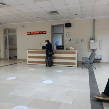 Kırıkkale Üniversitesi Tıp Fakültesi Kayıt Sekreterliğinin Geç Gelmesi Umursamaması