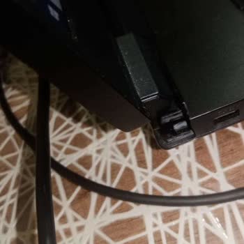 Monster Notebook Bakım Sonrası Kırık Parçalar