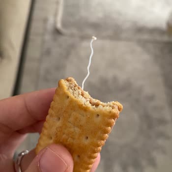 Ülker İkram Bisküvi İçerisinde Plastik Silikon Parça