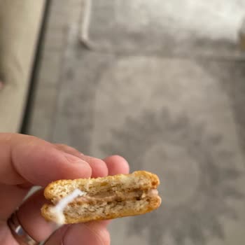 Ülker İkram Bisküvi İçerisinde Plastik Silikon Parça