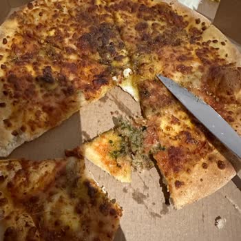 Domino's Gelen Tamamen Yanık Pizza