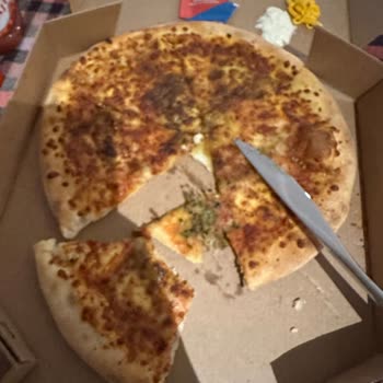 Domino's Gelen Tamamen Yanık Pizza