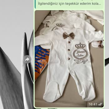 Anne Kalbi Elimde Çocuk Kıyafeti Satıcısı