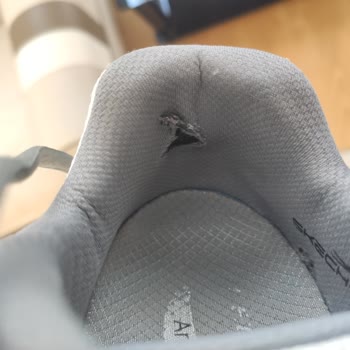 Skechers 1 Aylık Ayakkabının İç Astarı Yırtılıp Topuğuma Vurdu!