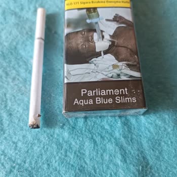 Parliament Aqua Blue Slims Sigaraların Dan Çıkan Tahta Parçaları