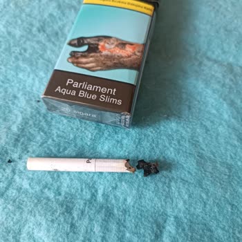 Parliament Aqua Blue Slims Sigaraların Dan Çıkan Tahta Parçaları